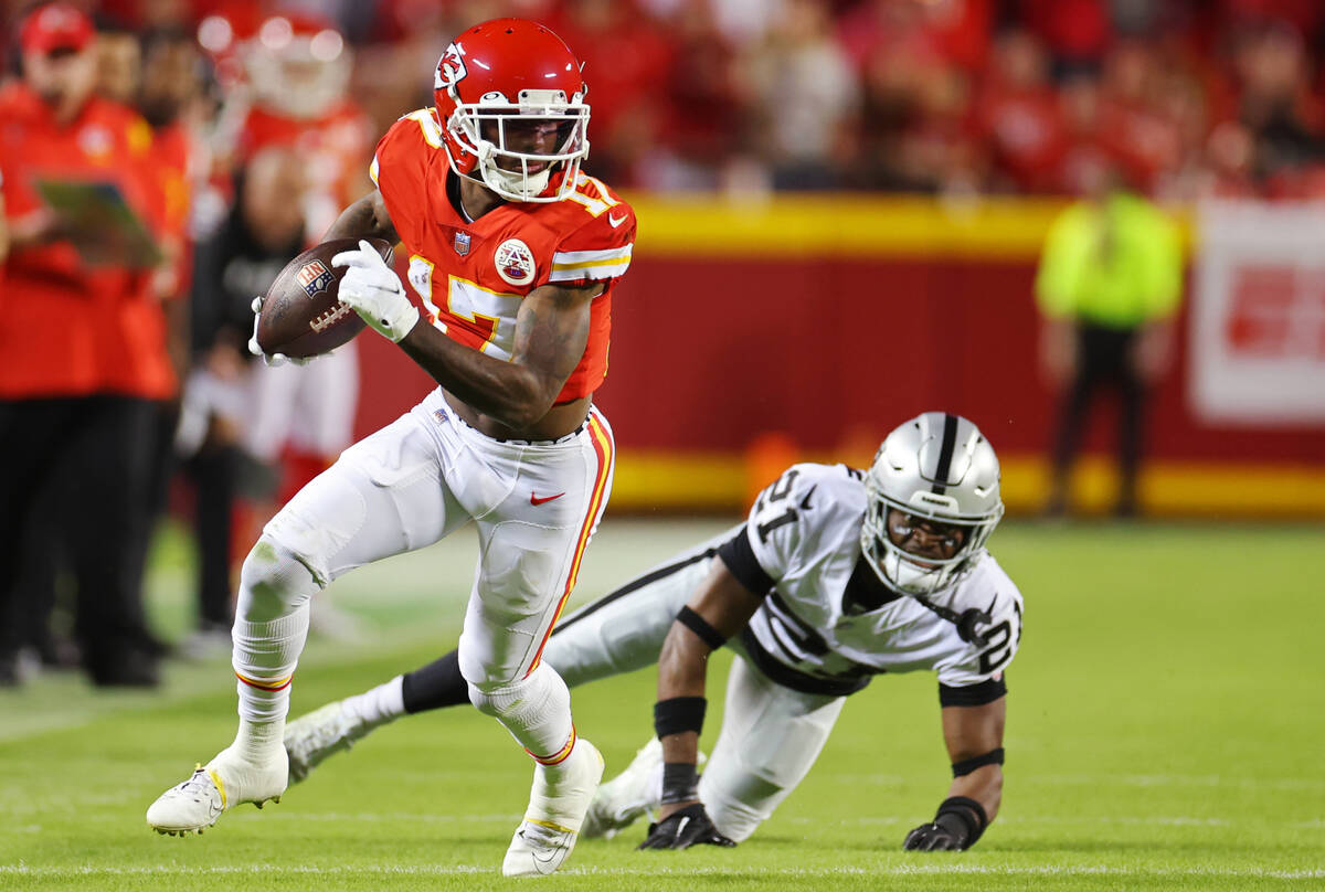 Kansas City Chiefs wide receiver Mecole Hardman (17) runs the ball after avoiding a tackle from ...