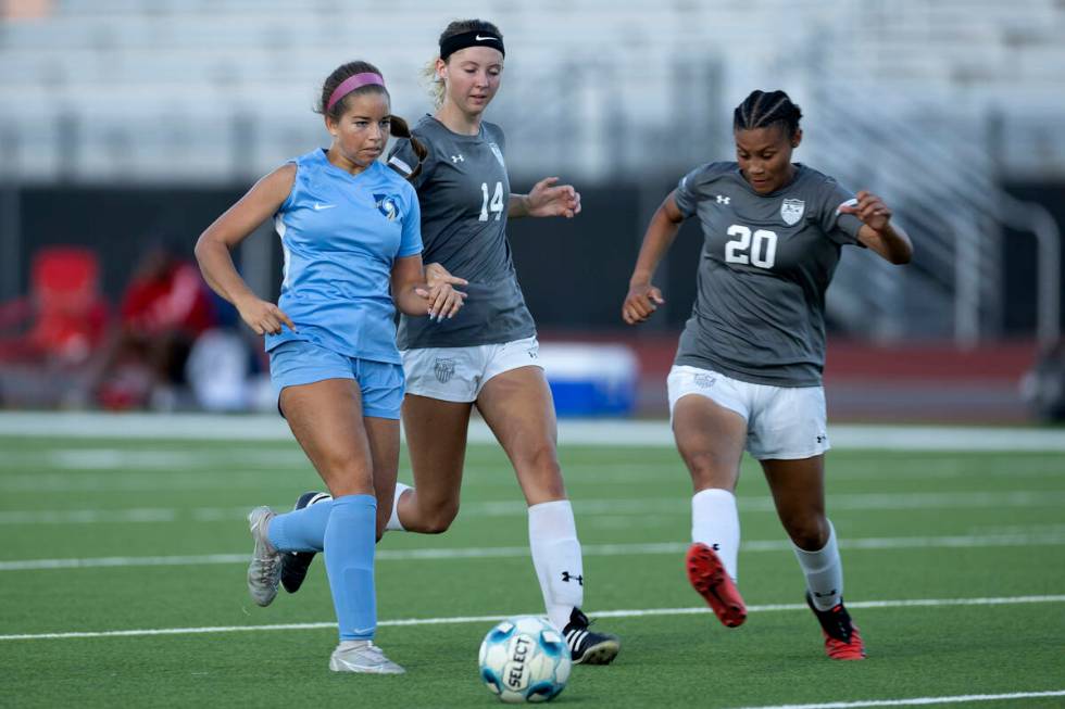 Foothill’s Isabelle Simoneau, left, Arbor View’s Madison Little (14) and Arbor Vi ...