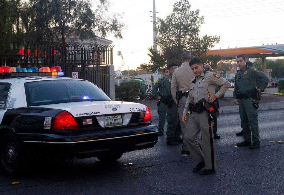 Las Vegas police investigate around the 800 block of East Flamingo Road after a shooting on Thu ...