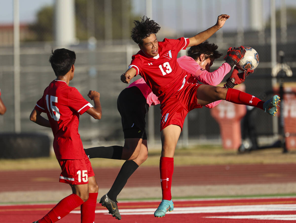 Desert Oasis goalkeeper Kenton Gelis, right, makes the save against Western's Ulises Godines (1 ...