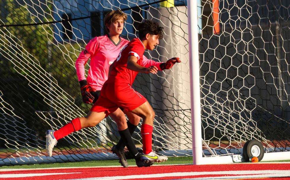 Western's Daniel Chavez (10) and Desert Oasis goalkeeper Kenton Gelis (70) chase after the ball ...