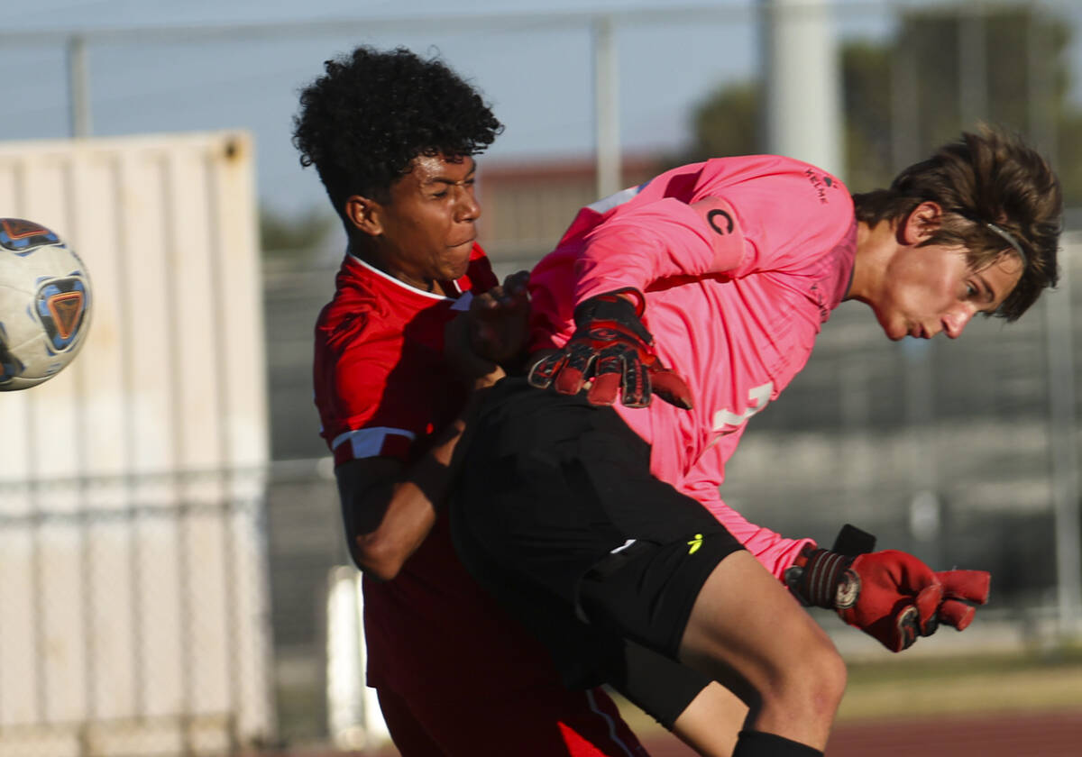 Desert Oasis goalkeeper Kenton Gelis, right, blocks an attempted shot by Western's Keleb Banks ...