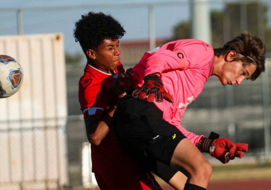 Desert Oasis goalkeeper Kenton Gelis, right, blocks an attempted shot by Western's Keleb Banks ...