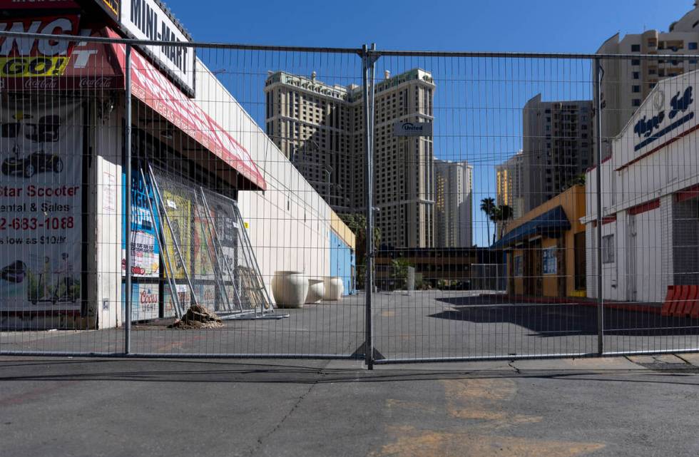 A gate blocks the entranced to the shuttered Travelodge motel, 3735 Las Vegas Blvd. South, in L ...