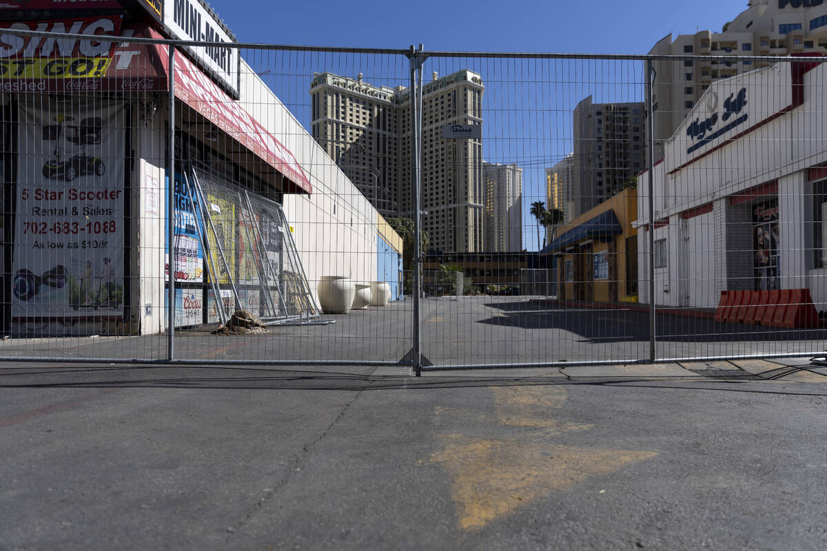 A gate blocks the entranced to the shuttered Travelodge motel, 3735 Las Vegas Blvd. South, in L ...