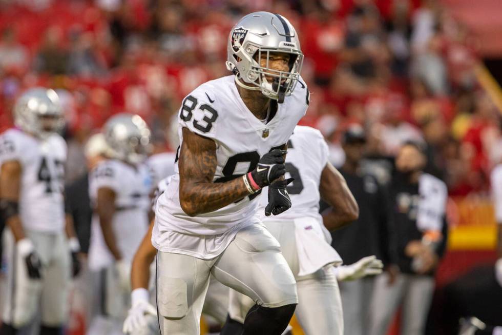 Raiders tight end Darren Waller (83) runs on the field before an NFL game against the Kansas Ci ...