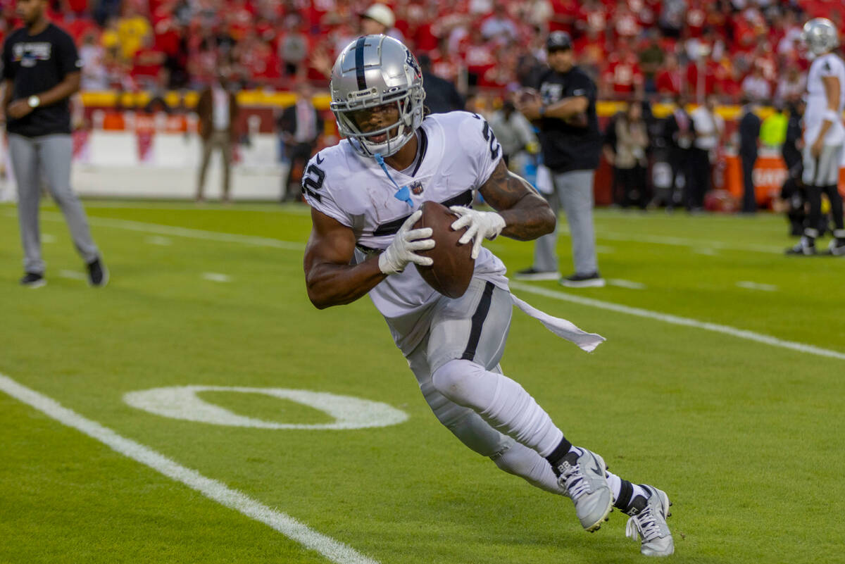 Raiders running back Ameer Abdullah (22) makes a catch before an NFL game against the Kansas Ci ...