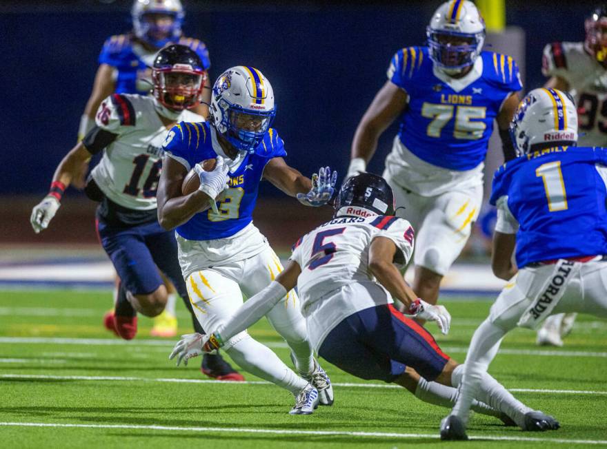 Sierra Vista RB Omari Evans (3) looks to avoid a tackle by Coronado CB Brandon Palmer (5) on a ...