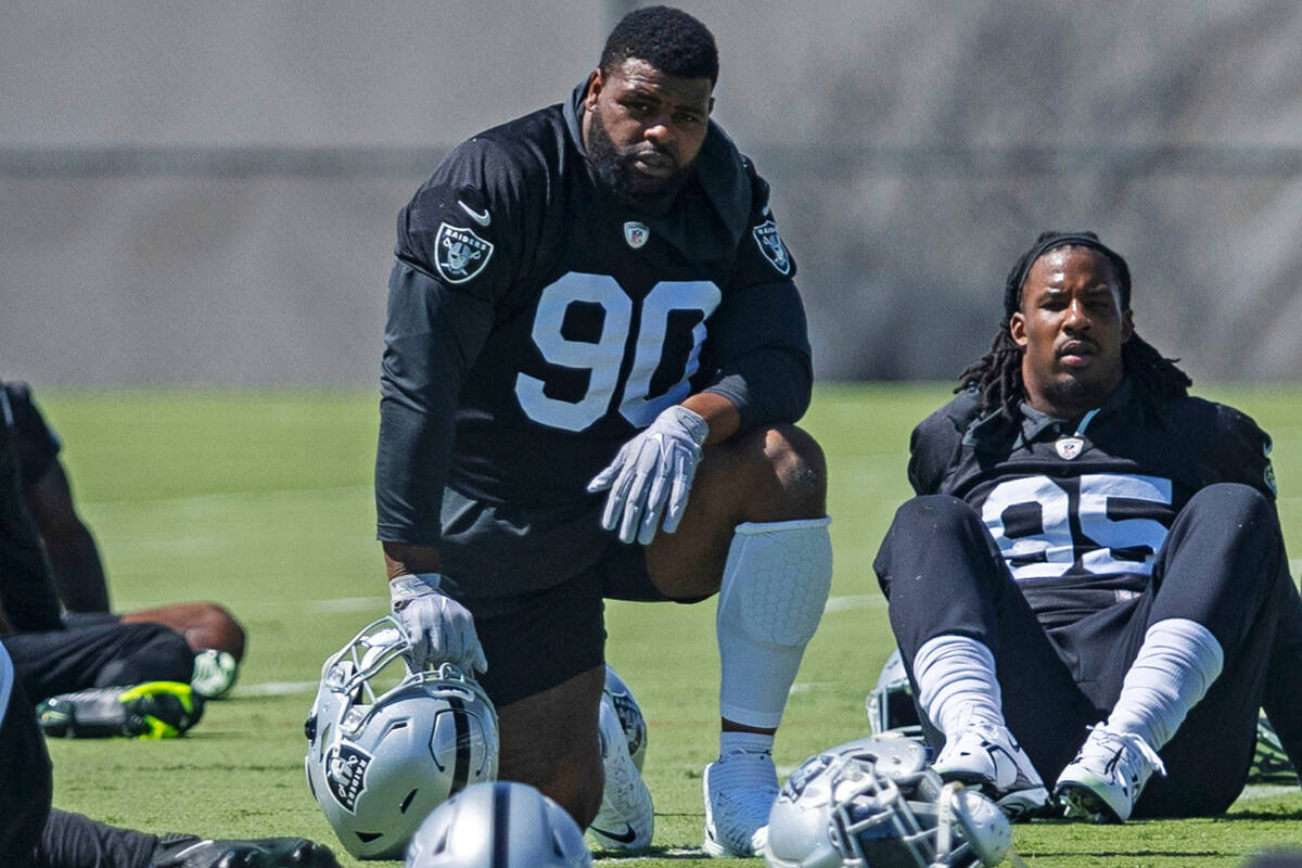 Raiders defensive tackles Johnathan Hankins (90) and Kendal Vickers (95) stretch during practic ...