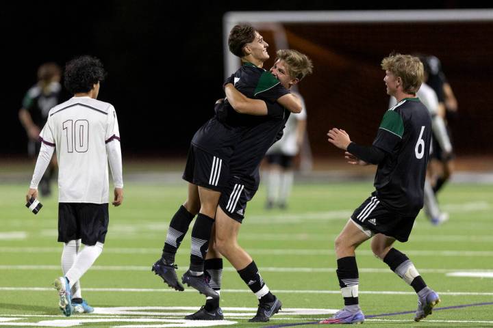 Palo Verde’s Matthew Vogel, center left, is greeted by teammates after leading his team ...