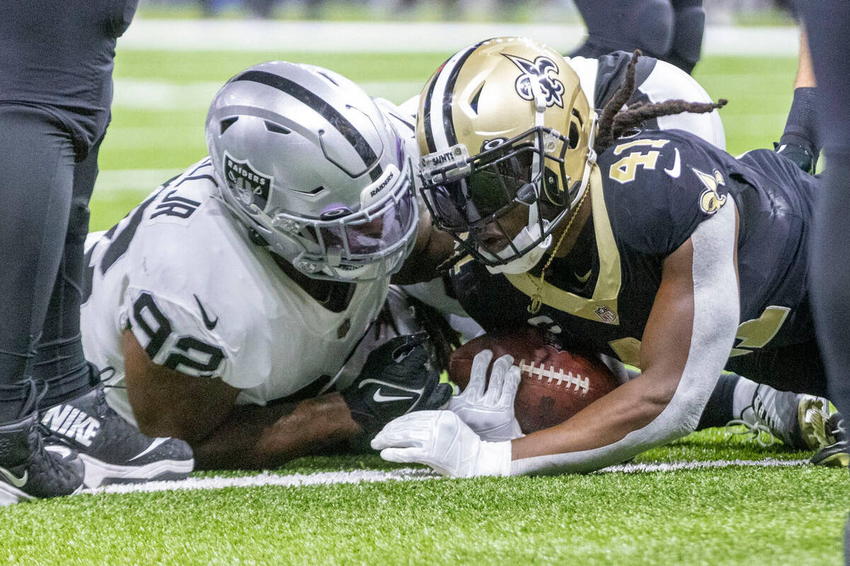 New Orleans Saints running back Alvin Kamara (41) scores a touchdown past Raiders defensive tac ...