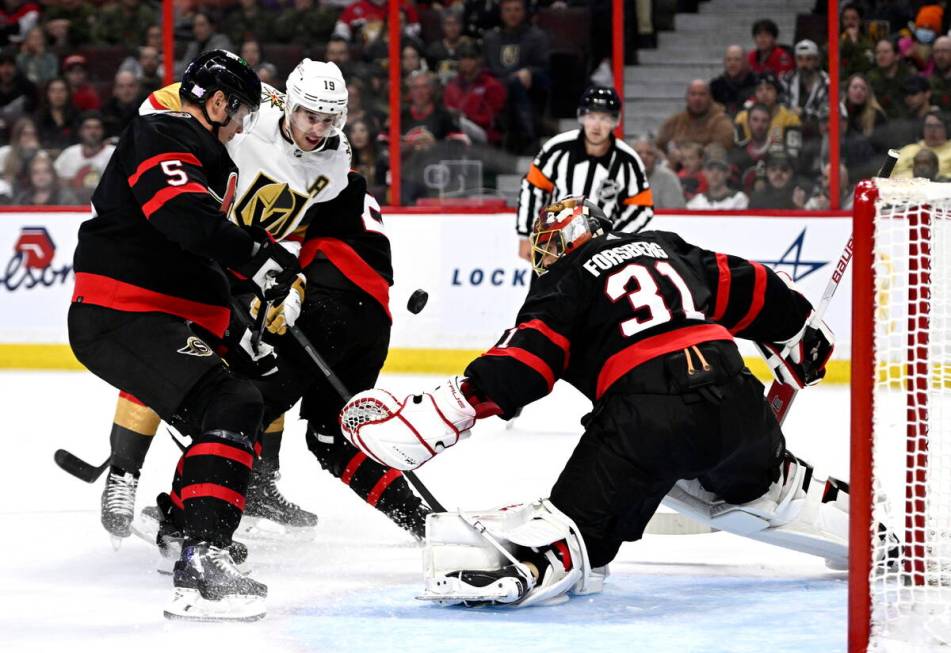 Vegas Golden Knights right wing Reilly Smith (19) watches the puck in front of Ottawa Senators ...