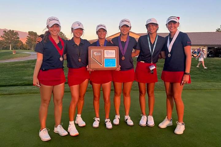 The Coronado girls golf team poses with the Class 5A state championship trophy. (Joe Sawaia)