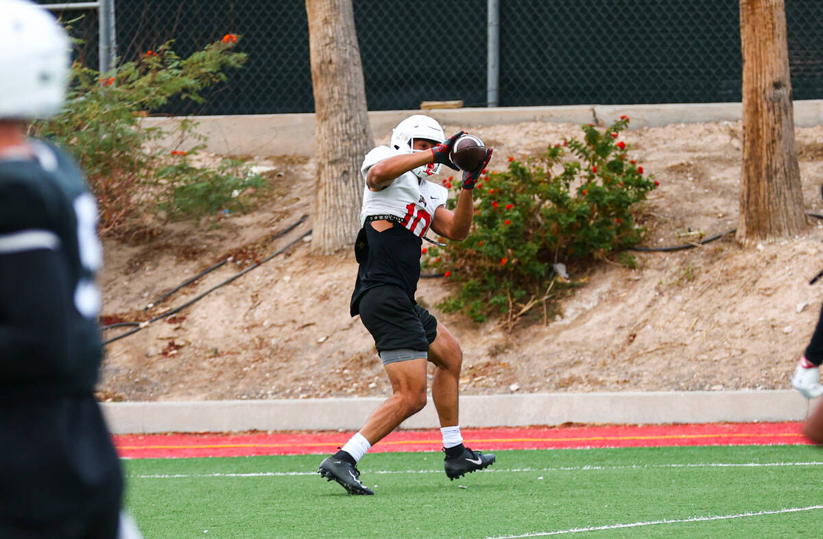 UNLV wide receiver Nick Williams makes the catch during football practice on Wednesday, Nov. 2, ...