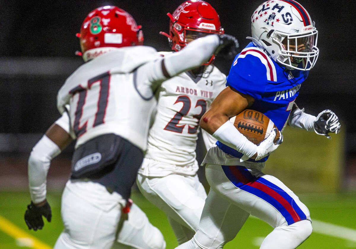 Liberty WR Jayden Robertson (7) cuts up field for a score over Arbor View CB Bryce Heckard (27) ...