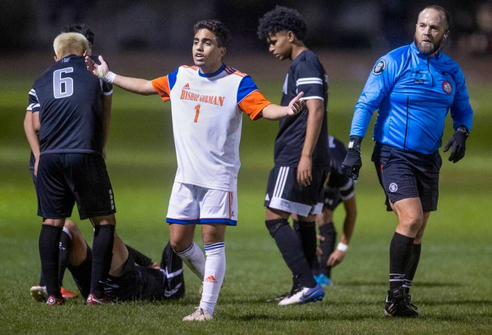 Bishop Gorman's Nicholas Lazarski (1) argues a foul over Cimarron during the second half of the ...