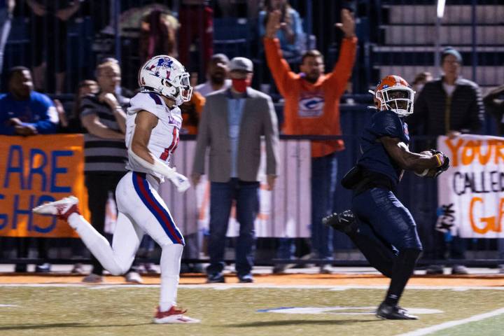 Bishop GormanÕs wide receiver Zachariah Branch (1) catches a touchdown pass as Liberty Hi ...