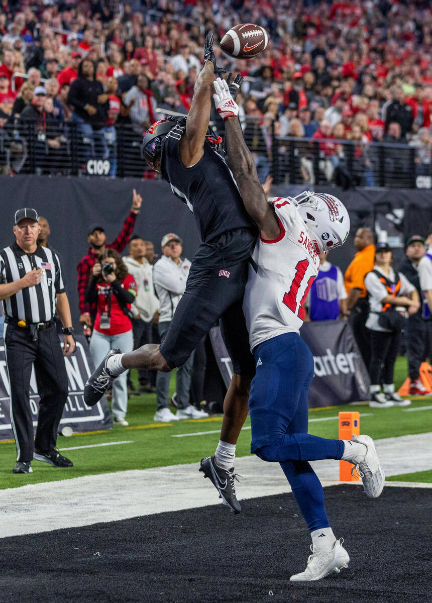 UNLV Rebels wide receiver Ricky White (11) battles for a touchdown catch with Fresno State Bull ...