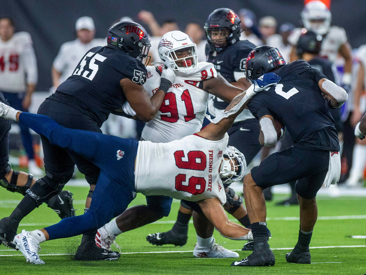 Fresno State Bulldogs defensive end David Perales (99) dives in an attempt to sack UNLV Rebels ...