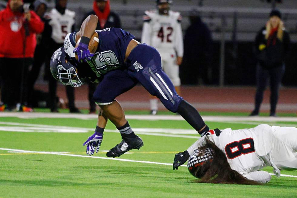 Shadow Ridge’s JaQuieze Holland (25) runs into the end zone for a touchdown as Las Vegas ...