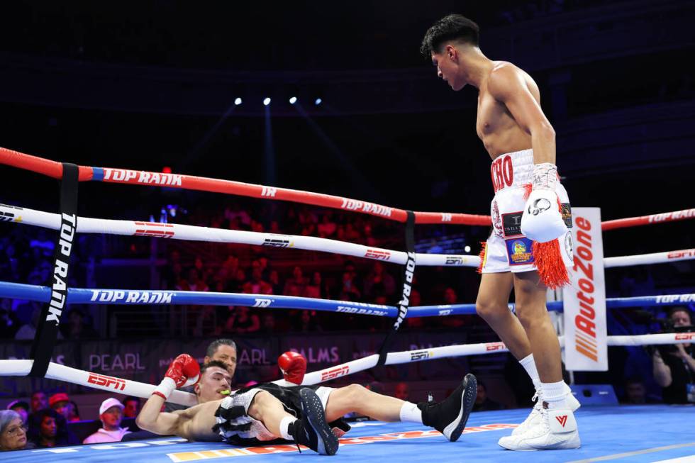 Emiliano Fernando Vargas, right, knocks out Julio Cesar Martinez in the second round of a light ...