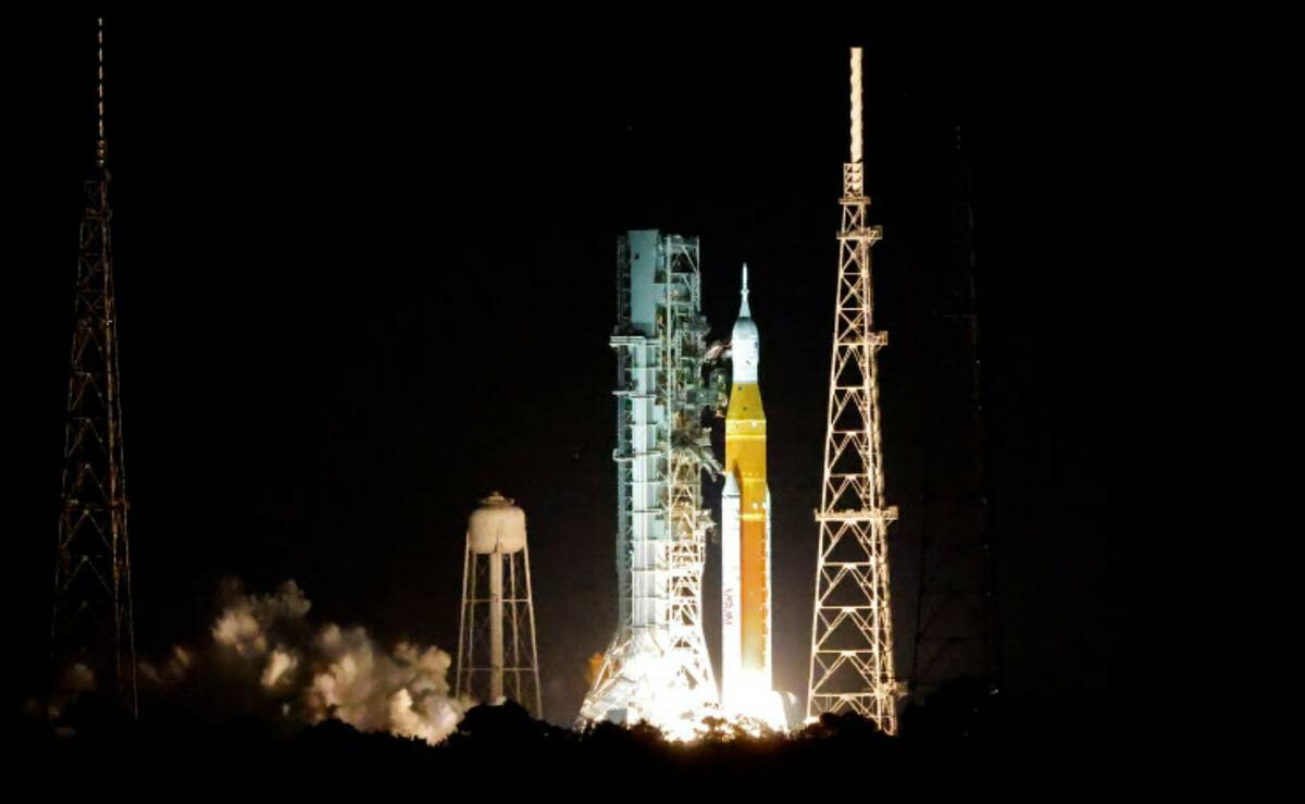 NASA's new moon rocket lifts off from Kennedy Space Center's Launch Pad 39-B Wednesday, Nov. 16 ...