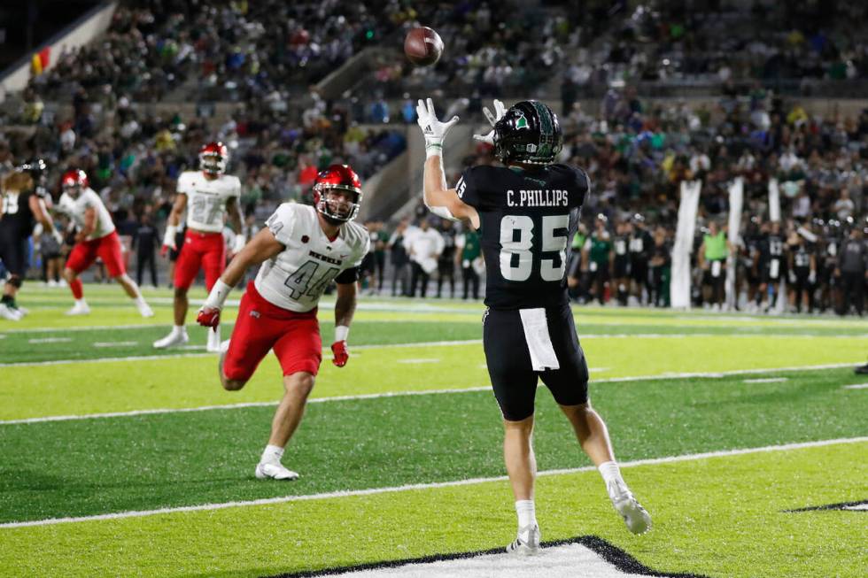 Hawaii tight end Caleb Phillips (85) pulls in a touchdown pass over UNLV during the second half ...