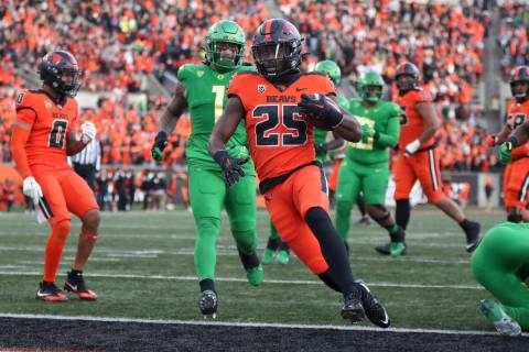 Oregon State running back Isaiah Newell (25) scores a touchdown against Oregon during the secon ...