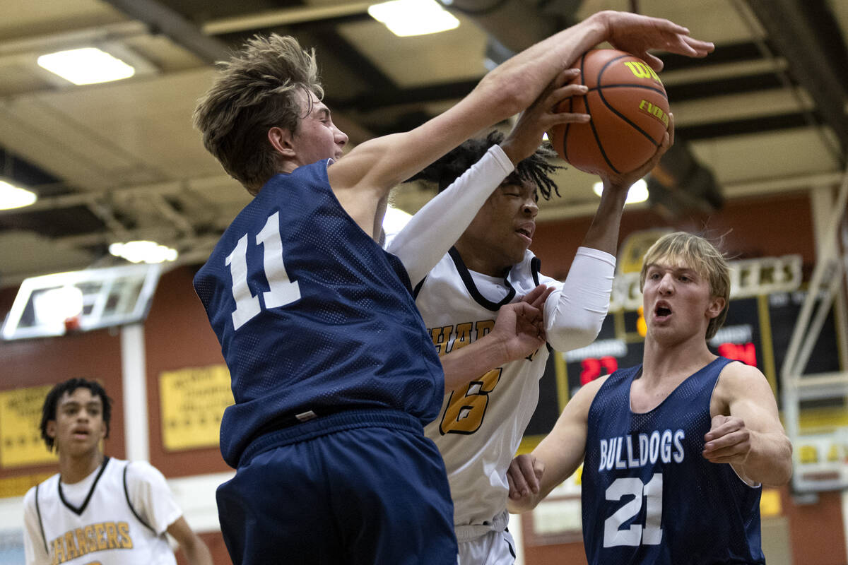 Clark’s Alan Anderson (6) shoots against Centennial’s Toby Roberts (11) and Kohlm ...