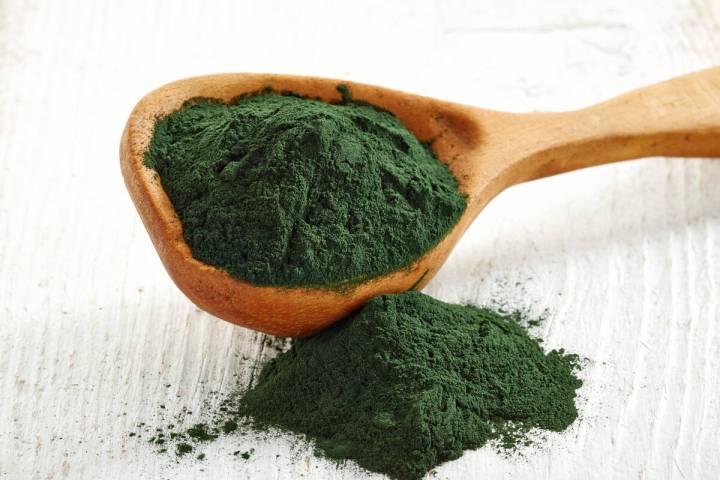 Spirulina is a type of blue-green algae — organisms that live in the water and produce energy ...