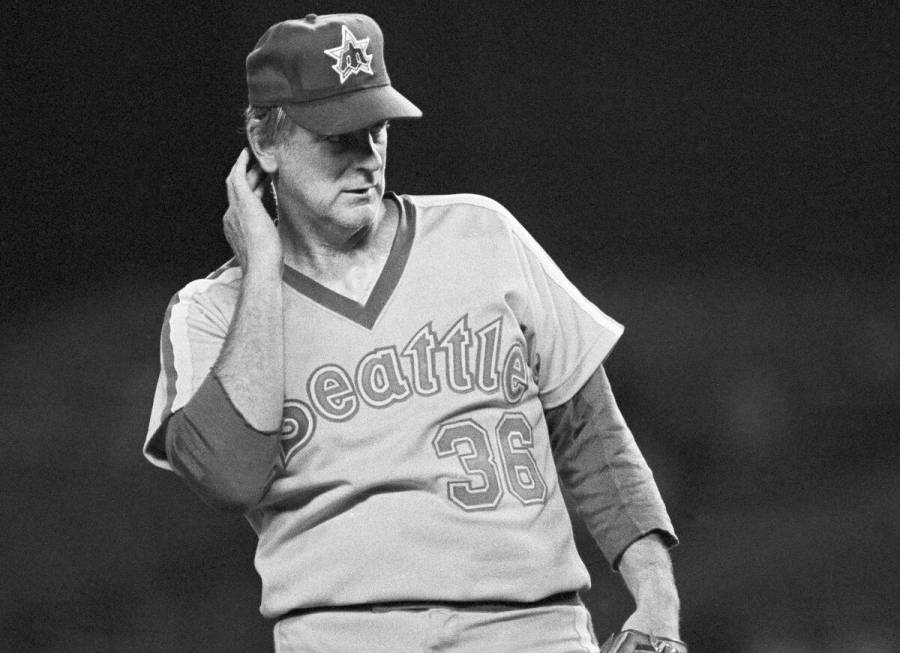 Seattle Mariners pitcher Gaylord Perry prepares to throw a pitch during a game against the New ...