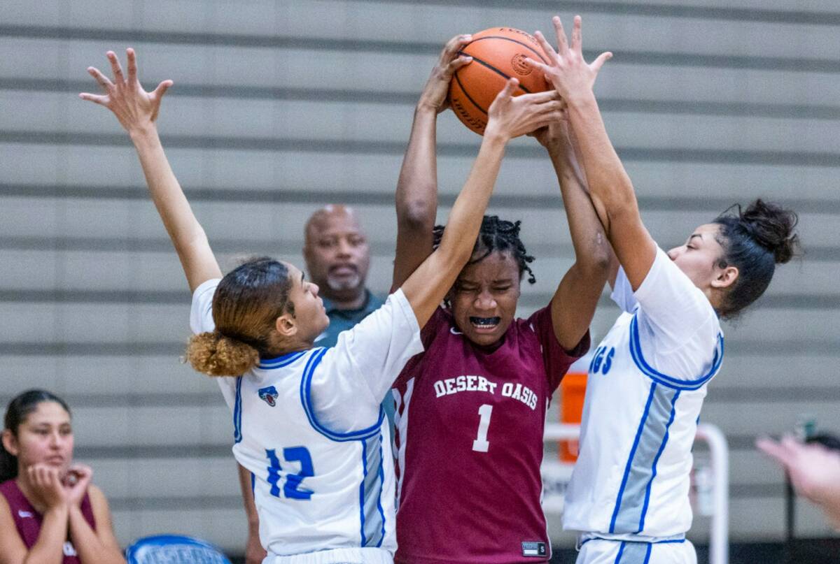 Desert Oasis guard La'Niah Hicks (1) attempts to keep the ball from Desert Pines forward Dayana ...