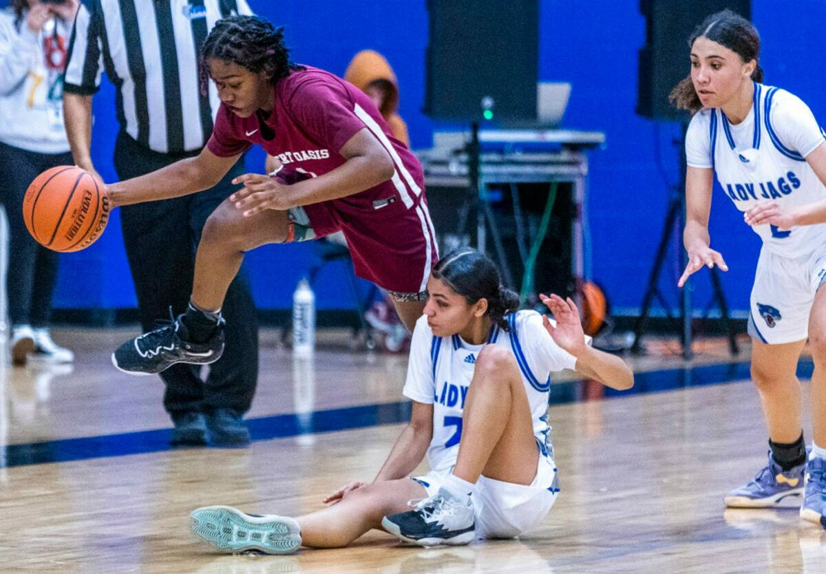 Desert Oasis guard La'Niah Hicks (1) leaps away from Desert Pines guard Destiny Sao Martinez (2 ...