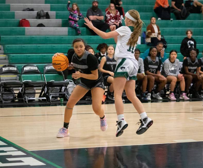 Palo Verde’s Reagan Nehls (10) tries to block Silverado’s Trynity Wilhite (4) during a vars ...