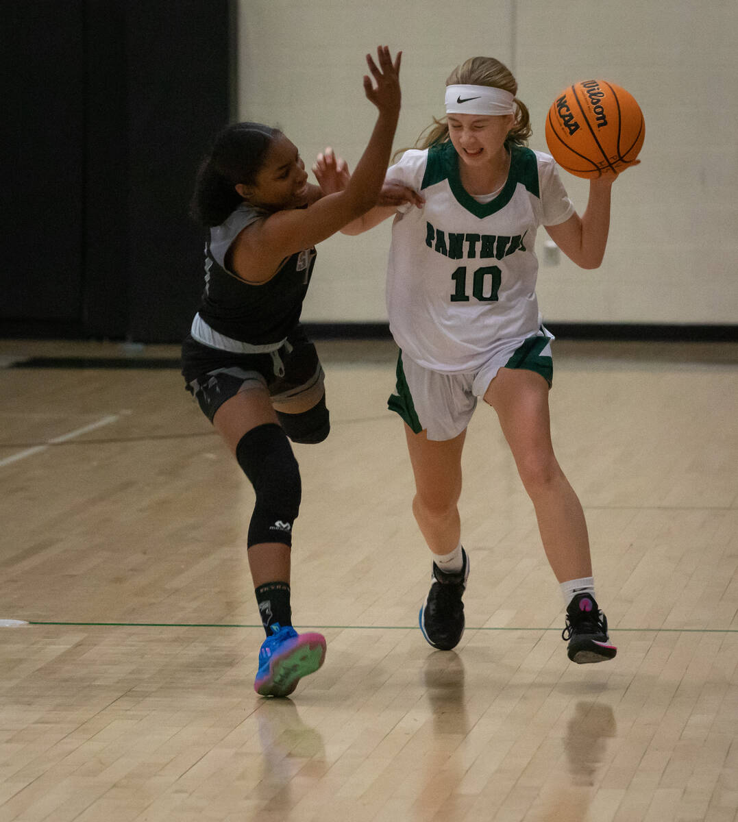 Silverado’s Ashley Saxton (11) tries to block Palo Verde’s Reagan Nehls (10) duri ...