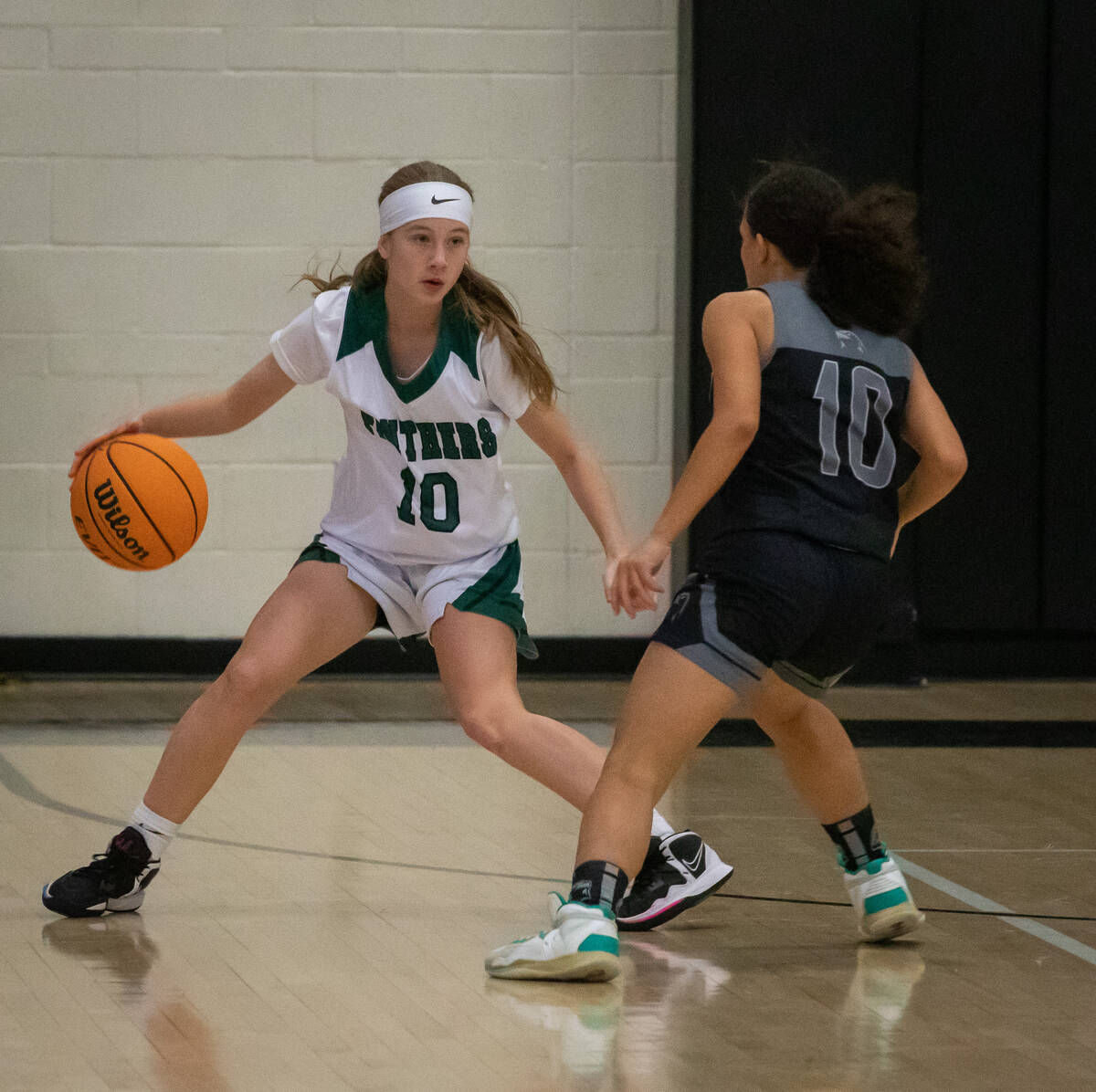 Palo Verde’s Reagan Nehls (10) drives the ball past Silverado’s Timia Thomas (10) during a ...