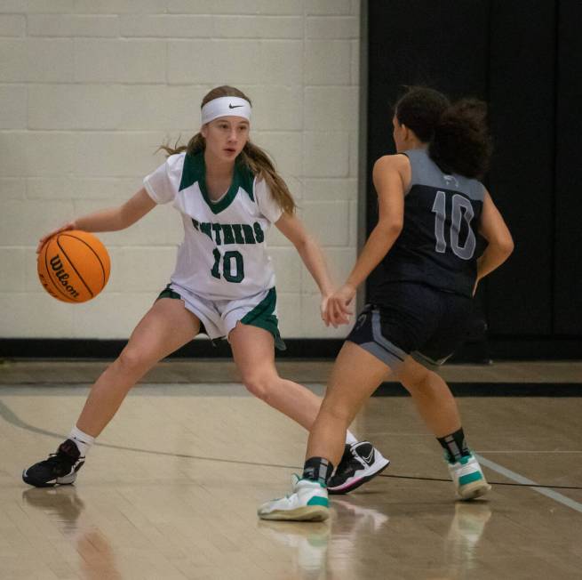 Palo Verde’s Reagan Nehls (10) drives the ball past Silverado’s Timia Thomas (10) during a ...