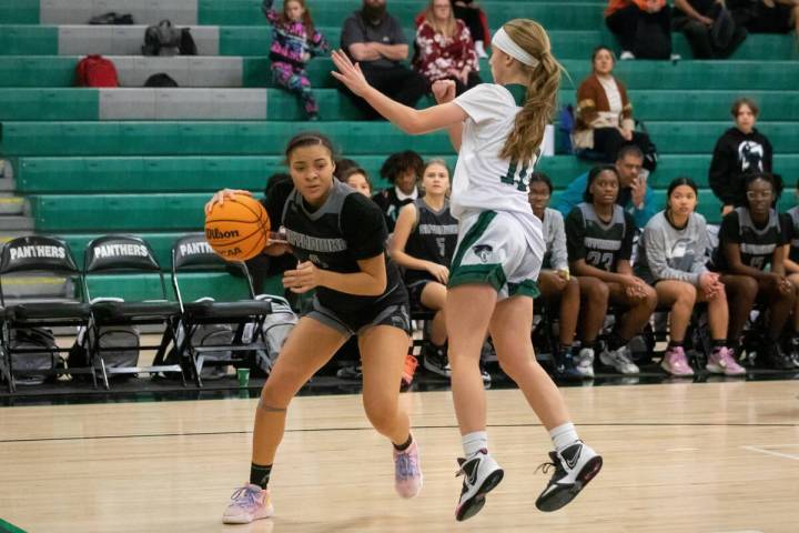 Palo Verde’s Reagan Nehls (10) tries to block Silverado’s Trynity Wilhite (4) during a vars ...