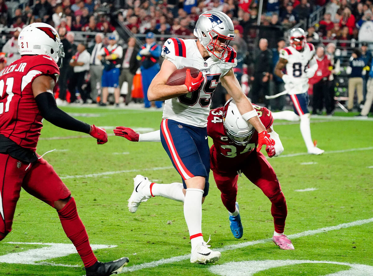 New England Patriots tight end Hunter Henry (85) makes a reception against the Arizona Cardinal ...