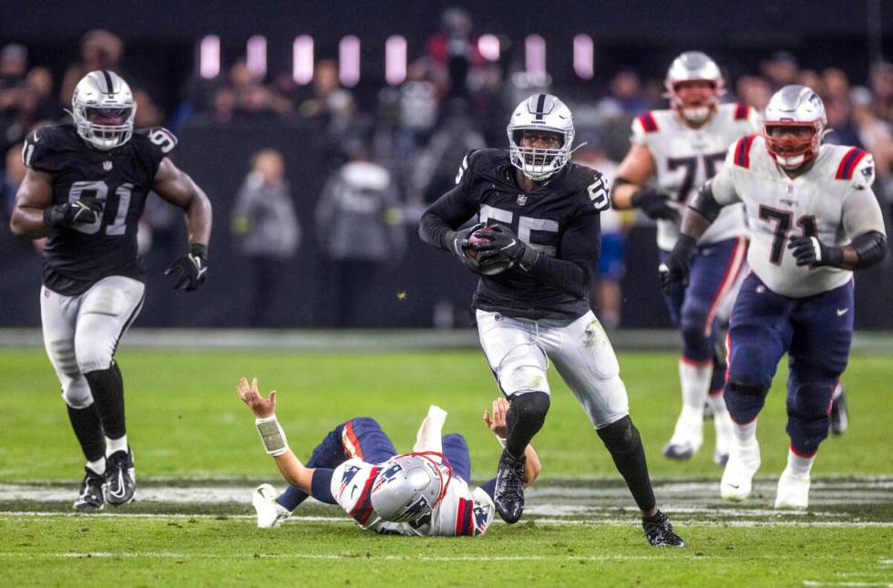 Raiders defensive end Chandler Jones (55) breaks away from tackle attempt by New England Patrio ...