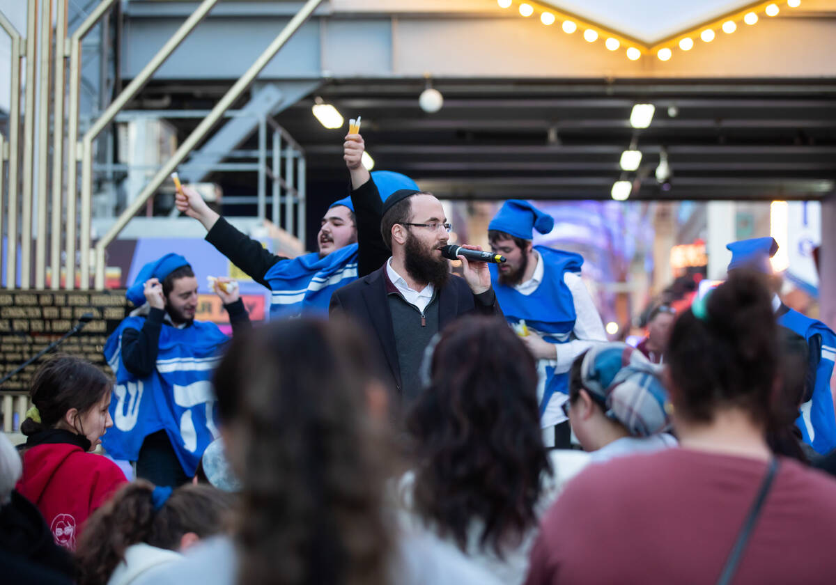 Rabbi Levi Harlig, center, from Chabad of Southern Nevada speaks to the audience, as the Dancin ...