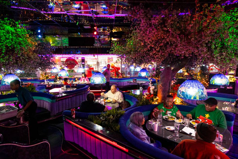 People dine at Peppermill on Tuesday, Dec. 13, 2022, in Las Vegas. (Chase Stevens/Las Vegas Rev ...