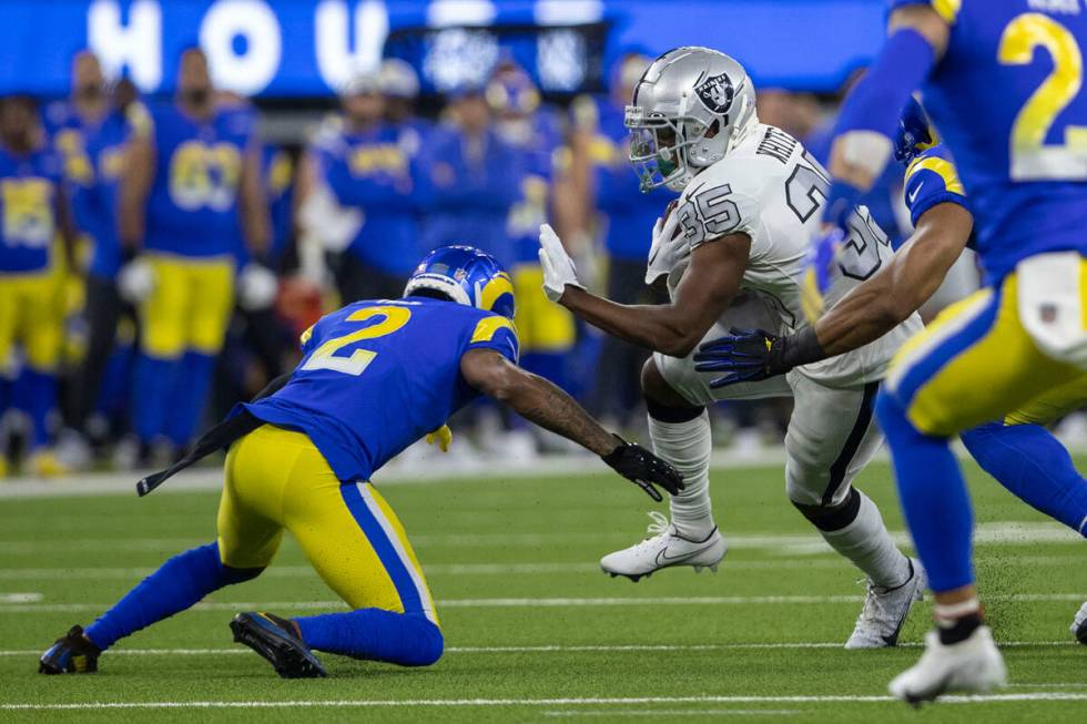 Raiders running back Zamir White (35) looks for room to run during the first half of an NFL gam ...