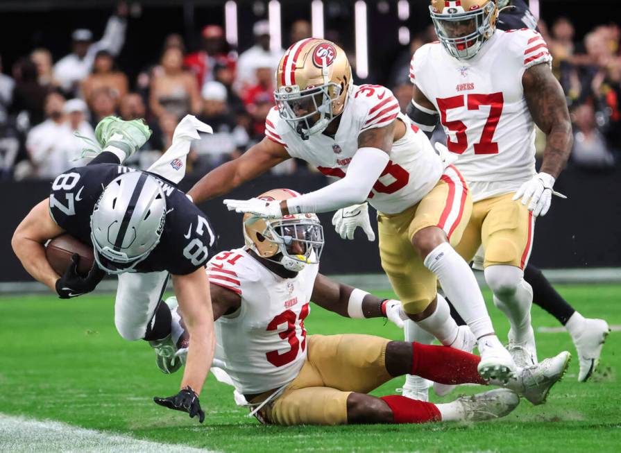 Raiders tight end Foster Moreau (87) gets forced out of bounds by San Francisco 49ers cornerbac ...