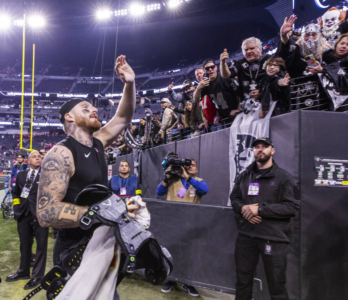 Raiders defensive end Maxx Crosby (98) waves goodbye to the fans following the second half agai ...