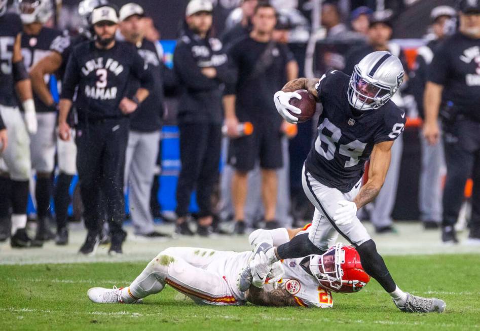Raiders wide receiver Keelan Cole (84) evades a tackle attempt by Kansas City Chiefs cornerback ...