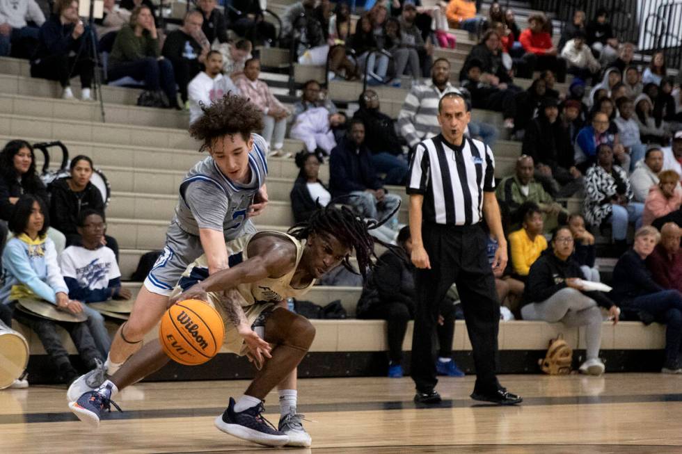 Desert Pines’ Isiaac Boykin, left, competes for possession of the ball with Foothill&#x2 ...