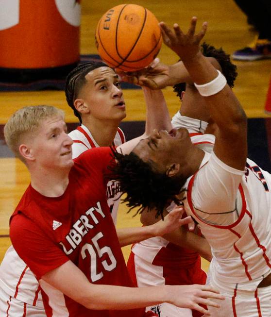 Coronado’s Tee Bartlett, right, struggles to shoot as Liberty’s Tyler Bright (25) ...