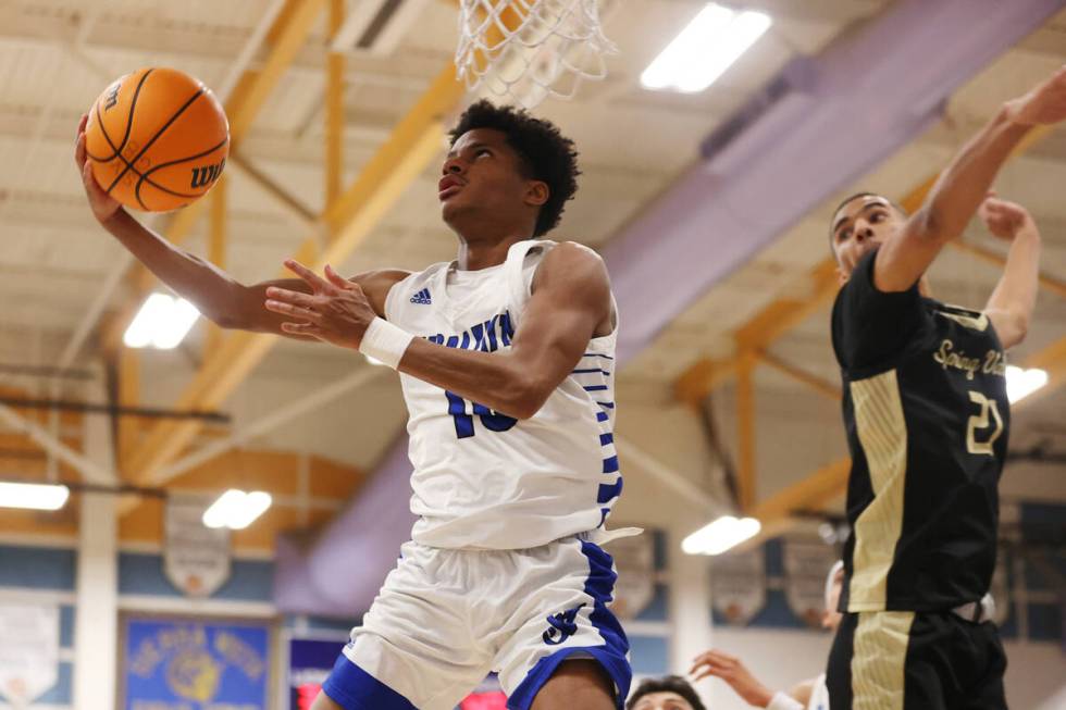 Sierra Vista's Immanuel Reed (10) takes a shot for a score while under pressure from Spring Val ...