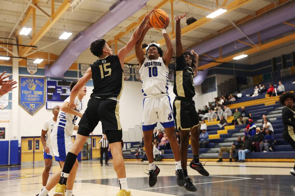 Sierra Vista's Immanuel Reed (10) takes a shot under pressure from Spring Valley's Osvaldo Bieb ...